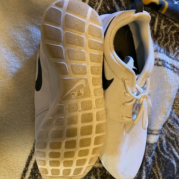 Nike Roshe Runs - Picture 2 of 4